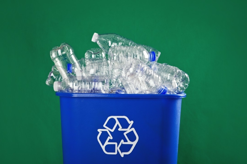 kosz do recyklingu plastikowych butelek