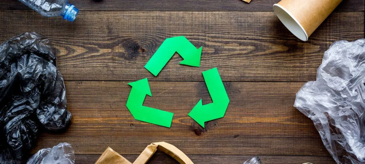 znak recyklingu na stole drewnianym